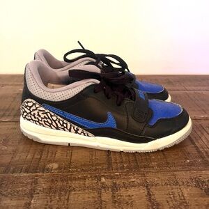 Nike blue and black sneakers size 2 (little kids).